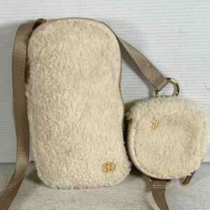 Lululemon Modular Phone White Fleece Adjustable Strap Card Pockets Crossbody Bag